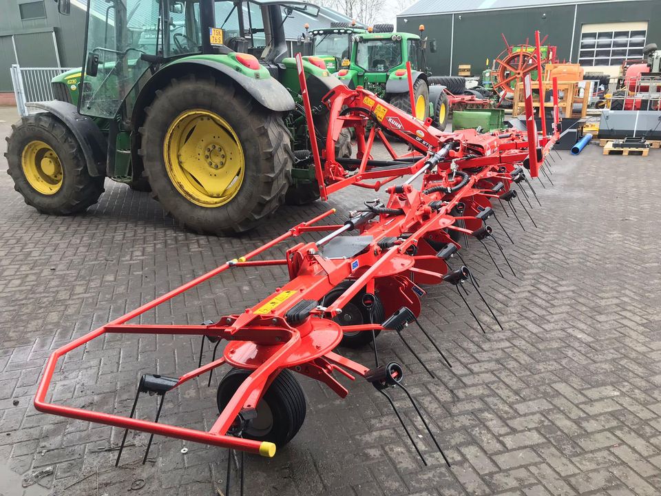  Een nieuwe Kuhn GF8712 schudder